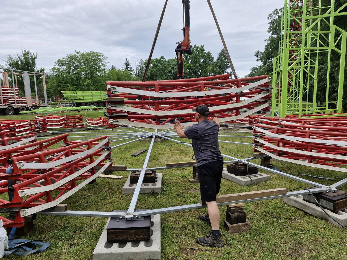 Stavba atrakce na původním místě je v plném proudu. Hotovo by mělo být během tohoto týdne. (6. 6. 2025)