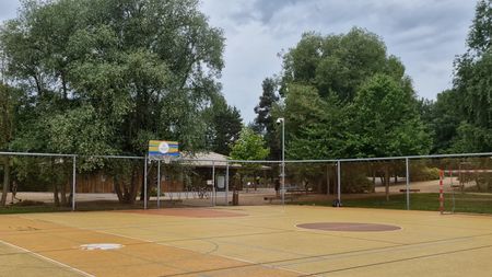 Pardubickému podnikateli vadí hluk z hřiště u vily, kterou si kdysi postavil bez povolení. Soud žalobu smetl