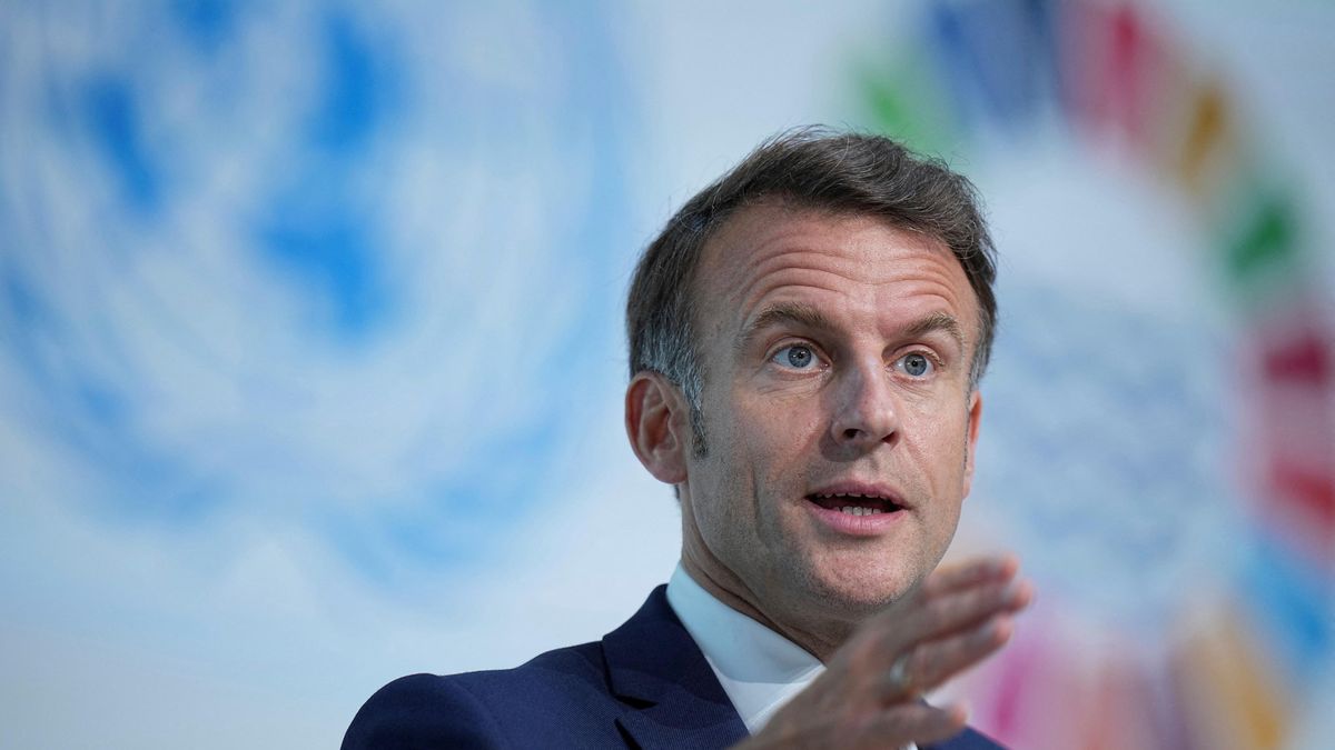 Macron po úterní vraždě volá po okamžitém zákazu sociálních sítí dětem pod 15 let