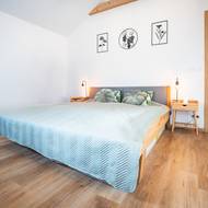 Podlahy jsou vinylové s SPC prvkem a 3 mm minerálu, který více vodí teplo. I když se jedná o standardní klik-klak systém, každé jedno prkno je velmi těžké.