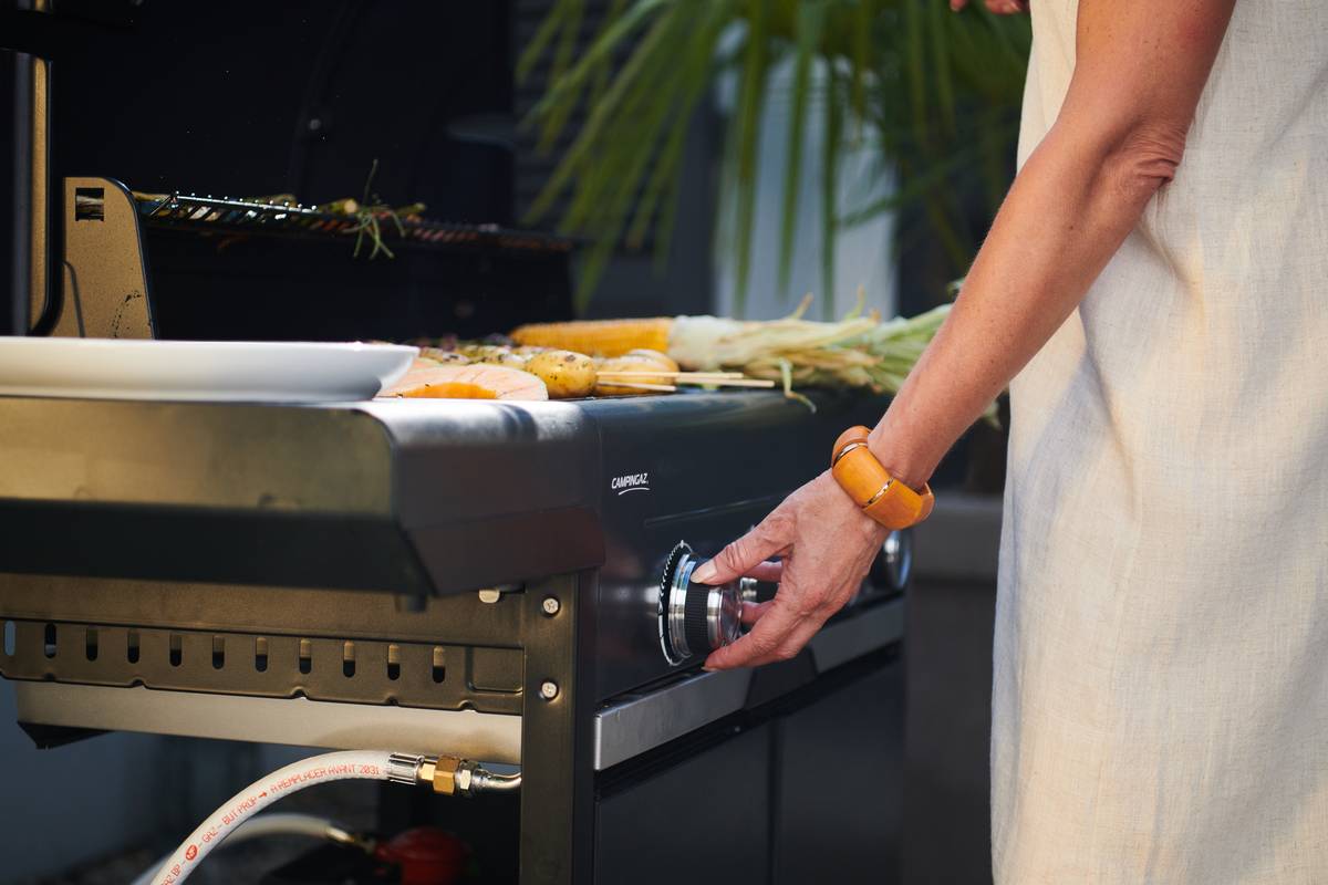 Grily na plyn mají pod grilovací plochou schovanou tlakovou lahev s plynem. Ke grilu je připojena pomocí hadičky.