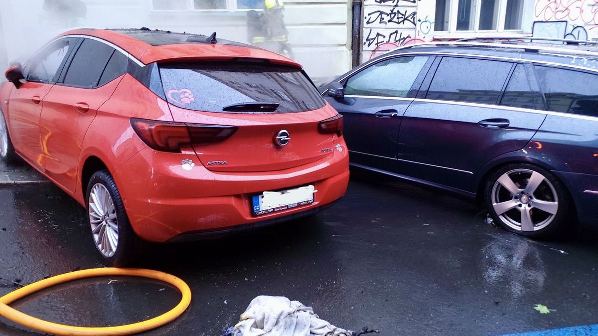Muži v Praze začal při opravě elektrokoloběžek hořet byt. Věci házel z okna na ulici, kde vzplála tři auta