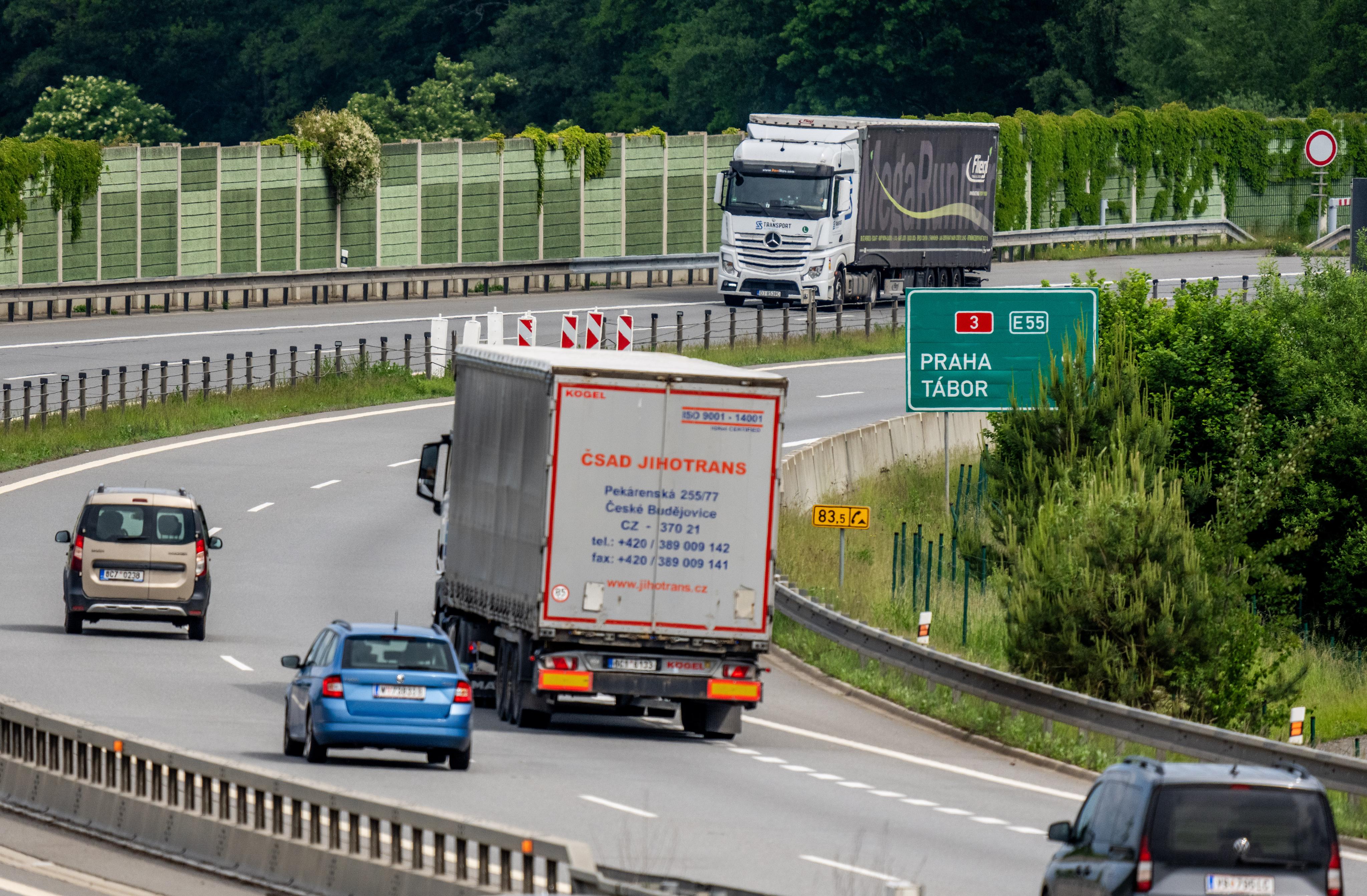 Làm việc từ xa, giảm tốc độ trên cao tốc, ít bay hơn. IEA đưa ra khuyến nghị cho cuộc khủng hoảng năng lượng