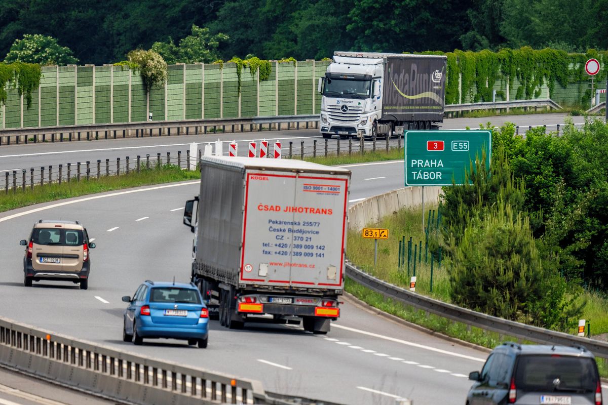 Práce z domova, pomaleji na dálnicích, méně létání. IEA vydala doporučení pro energetickou krizi