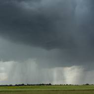 Odpolední bouřka v Pardubicích. Na snímku můžeme pozorovat výrazný pás srážek.