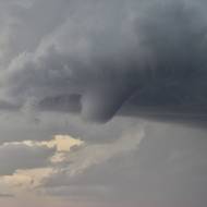 Tromba neboli funnel cloud. Tromby mohou být jak předzvěstí spouštějícího se tornáda, tak i neškodné fotogenické malé vzdušné víry.
