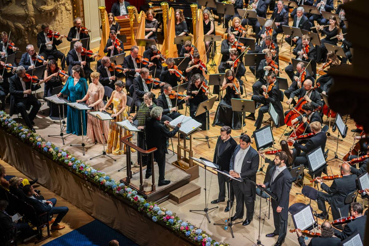 Záběr na renomované mezinárodní sólistické obsazení Mahlerovy Symfonie tisíců