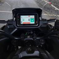 Nový je také pětipalcový TFT displej umožňující
připojení chytrého telefonu prostřednictvím technologie Honda RoadSync.