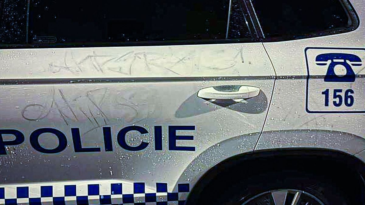 Strážníci v Plzni pomáhali důchodkyni, mezitím jim vandal ničil auto