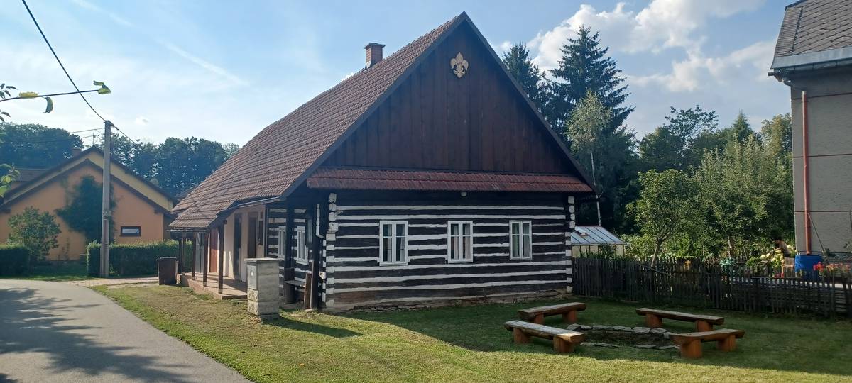 Roubenka z 19. století už nevyhovovala: roubené stěny byly napadené dřevokaznými houbami a hmyzem, do základů se dostávala vlhkost.