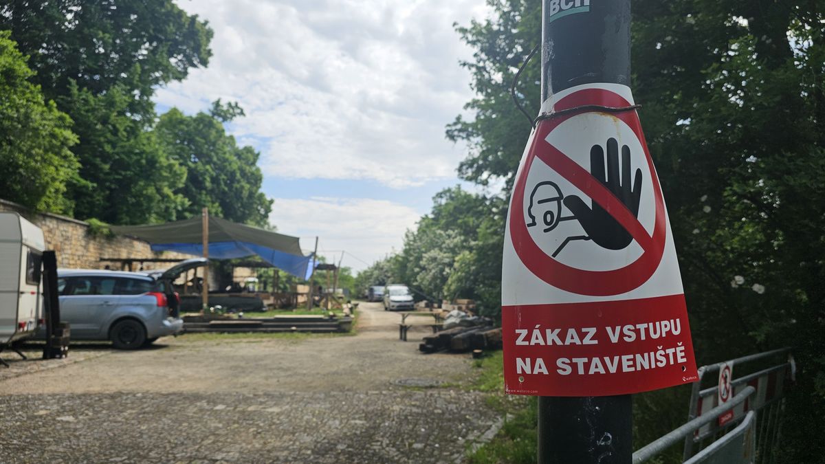 Chrámová loď vyhořelého roubeného kostela pod Petřínem vzniká nanečisto