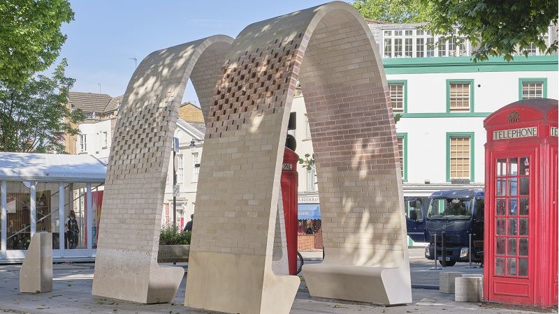 Lavička kombinovaná s podchodem vznikla jako pocta kráse britských cihel