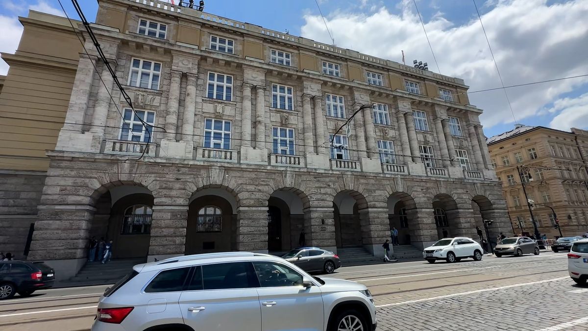 Cizinka natáčela video oslavující střelce, zdůvodnila policie středeční zásah na Filozofické fakultě