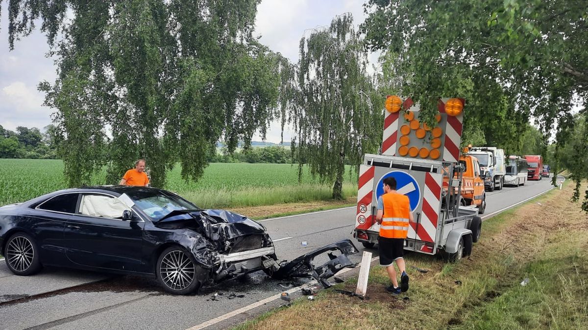 Řidič u Veselí nad Moravou narazil do vozíku silničářů