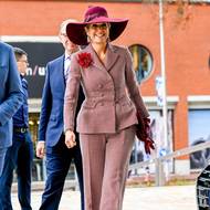 Máxima se účastnila oslav 50. výročí Severní rozvojové společnosti (NOM) v Assenu v Nizozemsku. NOM je důležitou součástí hospodářského rozvoje a inovací v regionu a královna společnost ocenila a podpořila. V kalhotovém kostýmu a velkém vínovém klobouku vypadala opět elegantně a mladistvě.