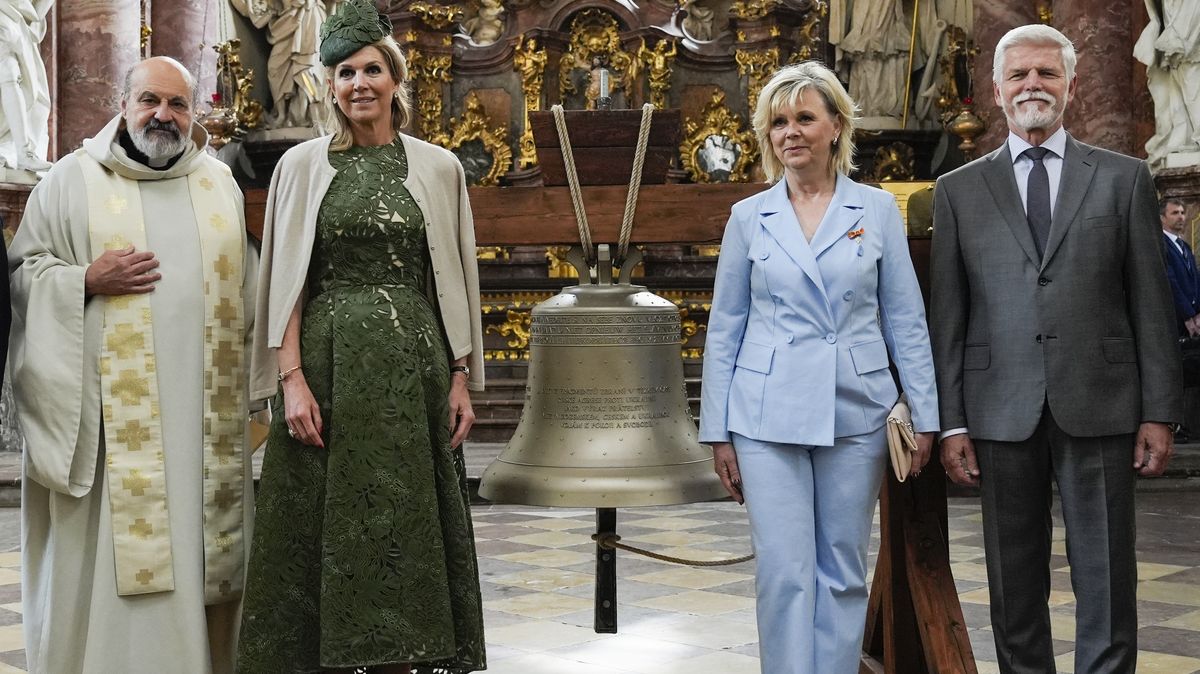 Královna Máxima předala kostelu Nejsvětějšího Salvátora v Praze Zvon svobody