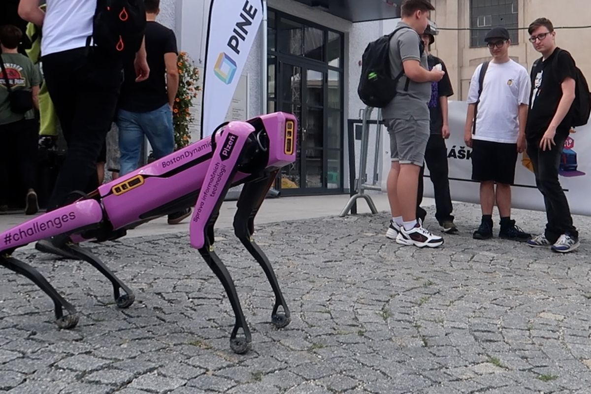 Tesla Cybertruck i dovádějící roboti. Začal festival Inovujeme Plzeň