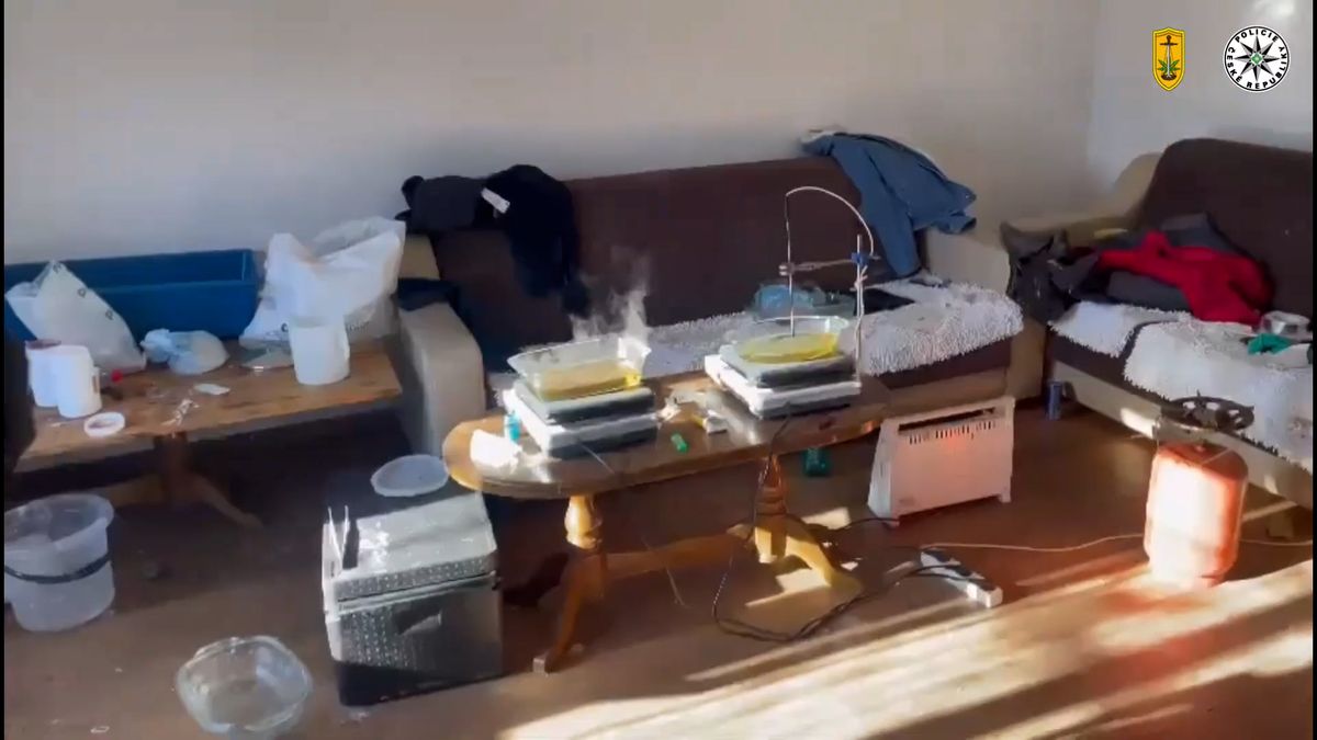 Heroin pod autosedačkou s dítětem, výroba pervitinu ve velkém. Policie rozbila rodinný gang