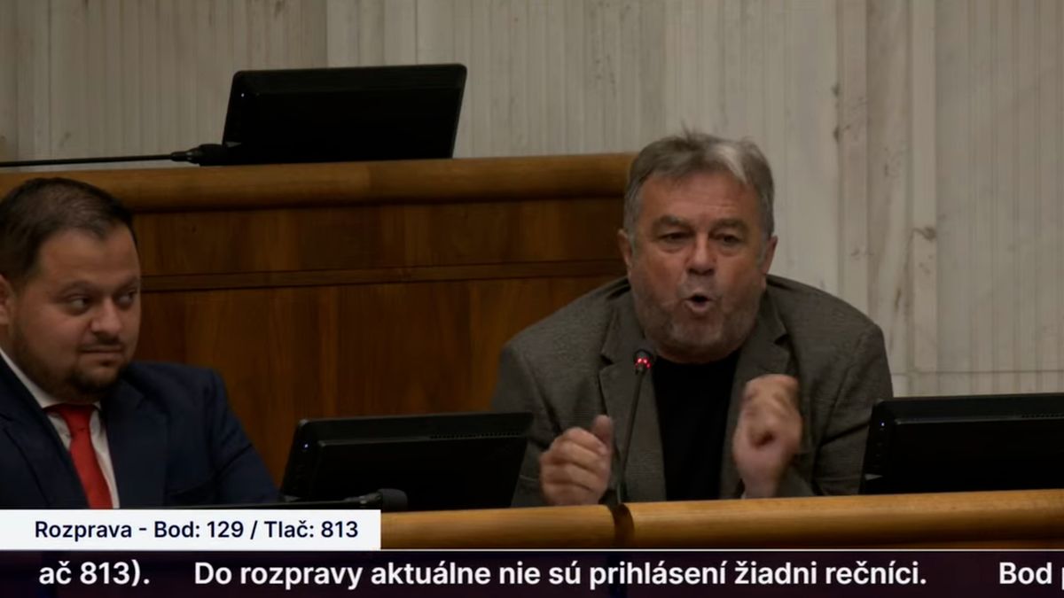 Fraška ve slovenském parlamentu: Na ministra křičeli, že je účetní Fantozzi