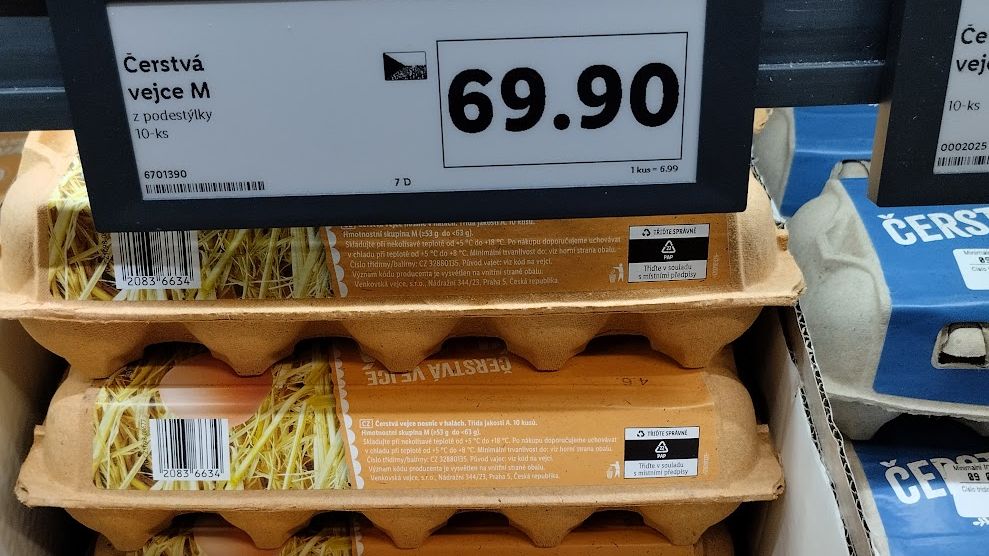 Konec klecových vajec: Slepice si polepší, zákazníci připlatí