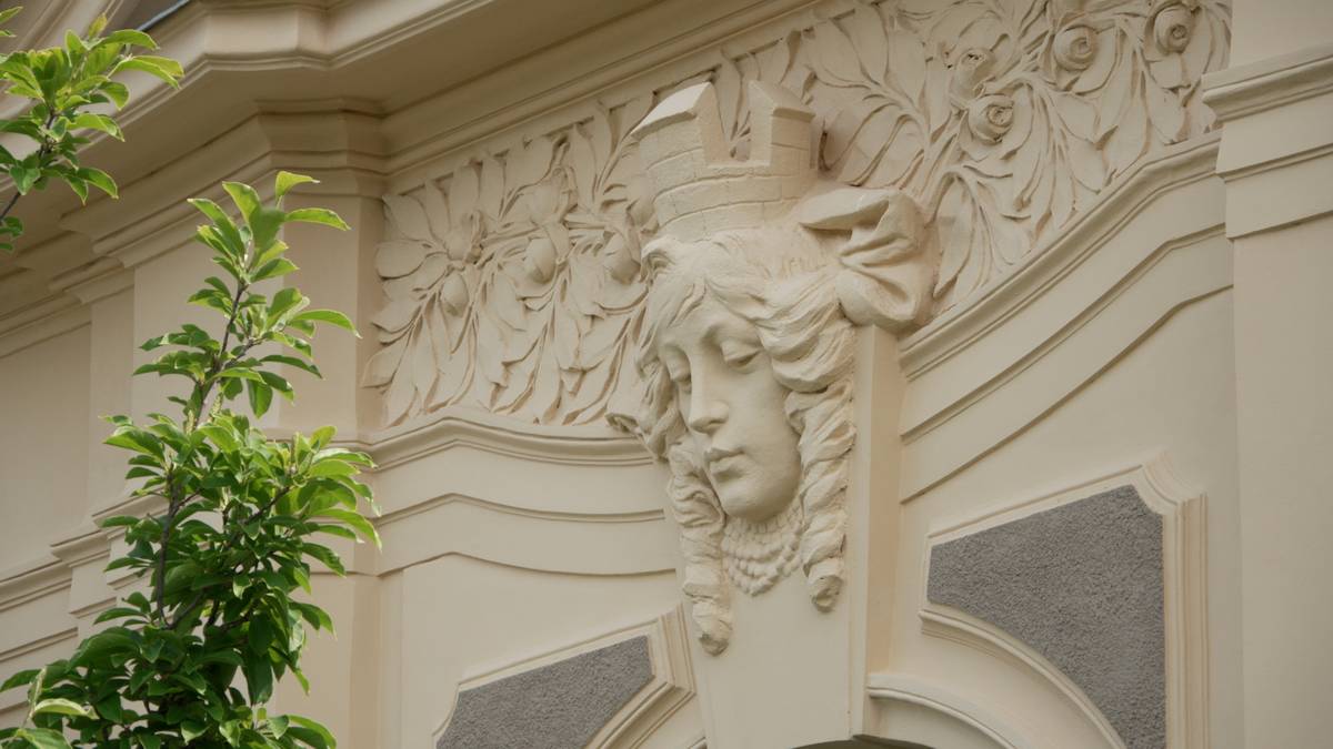 Detail secesní budovy z roku 1891