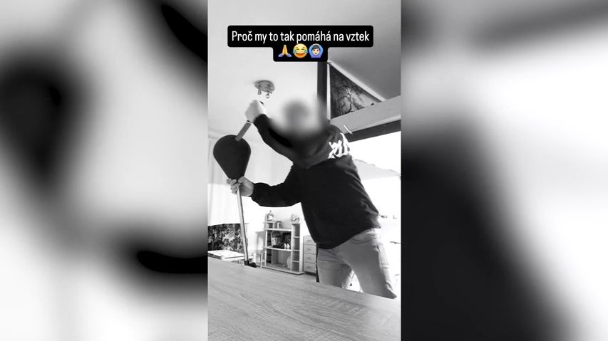 Výhrůžky zabíjením demonstroval na Instagramu zběsilým bodáním nožem. Mladíka z Plzně zatkla policie