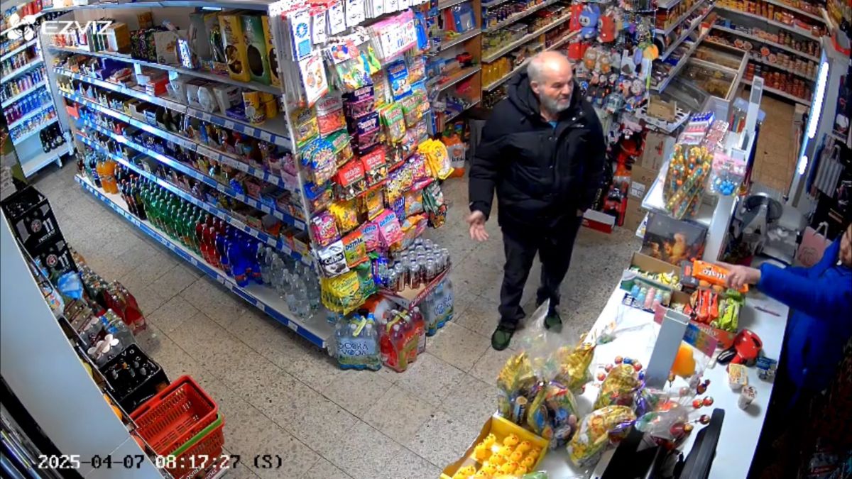 Policie hledá muže z fotky. Mohl by objasnit okradení vážně zraněné seniorky v Mimoni