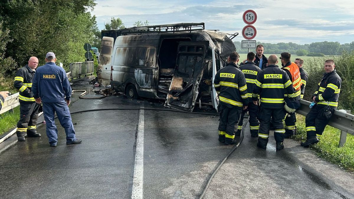 Na Slovensku se srazily dvě dodávky a kamion, čtyři mrtví a devět zraněných