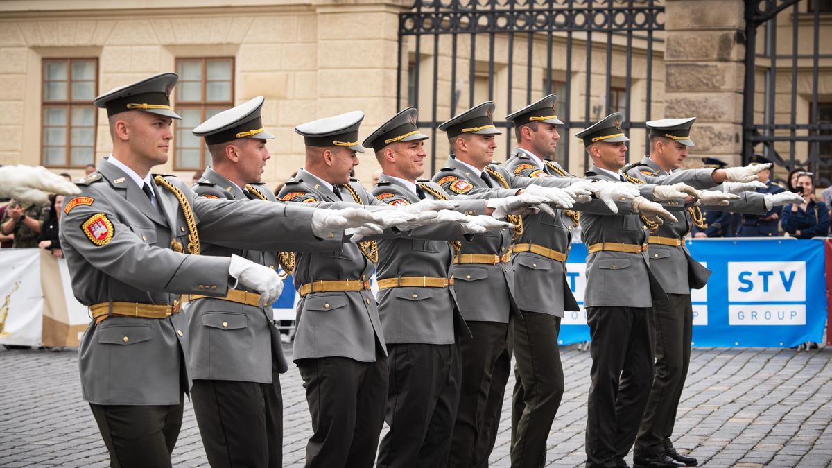 FOTO: Čestná stráž předvedla během exhibice macarenu a roztleskala diváky