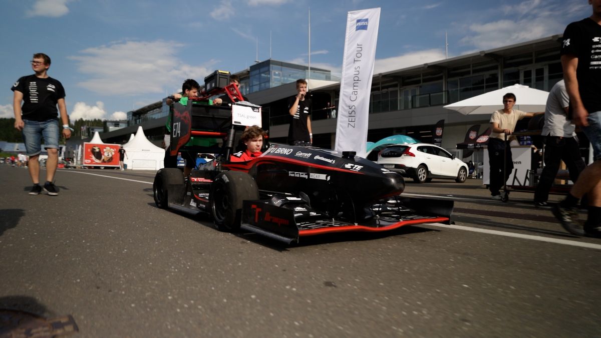Studenti z Brna si postavili elektroformuli, nový „drak“ má náhon na všechny čtyři