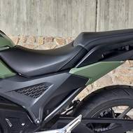 Víčko palivové nádrže se nachází pod zadním sedadlem.