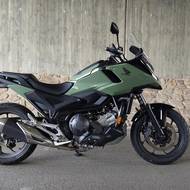 Honda NC750X DCT 2025 v barevné kombinaci Earth Khaki