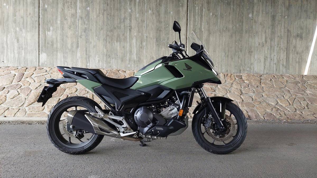 Honda NC750X DCT 2025 v barevné kombinaci Earth Khaki