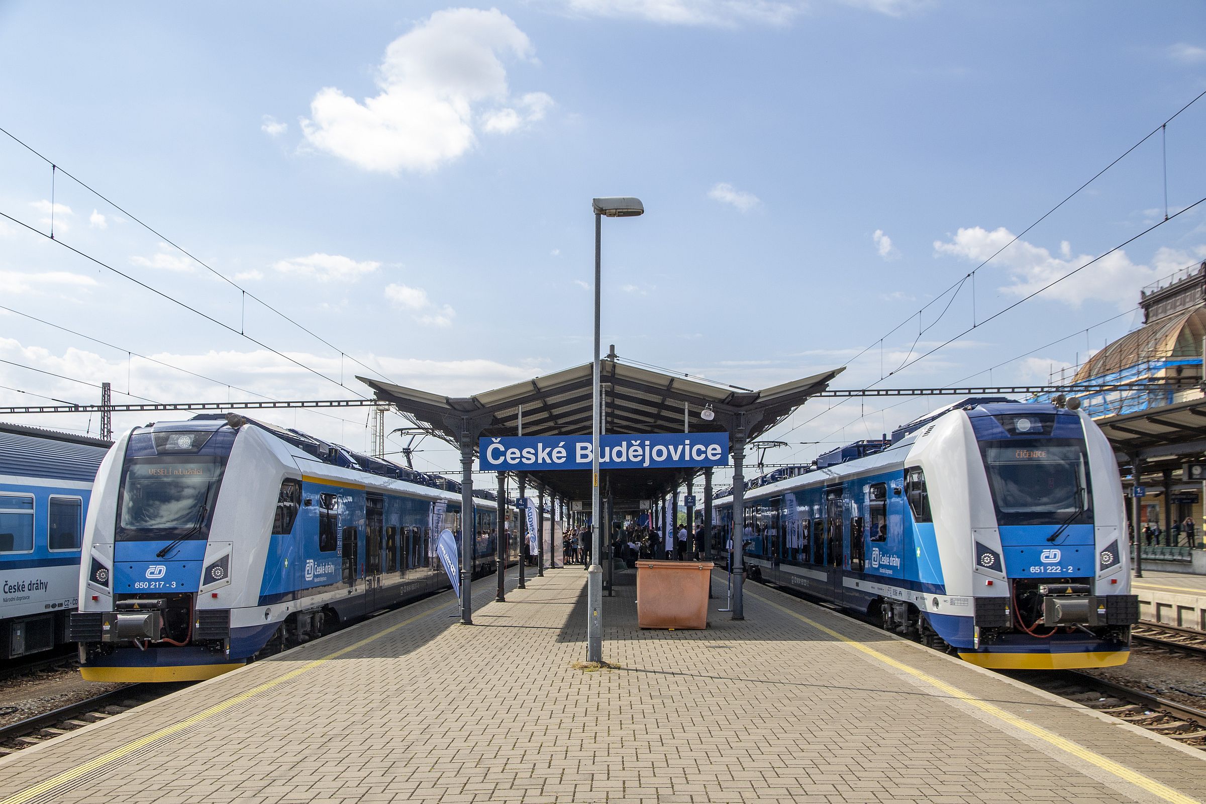 Slevu 75 procent na jízdném vláda plánuje od ledna příštího roku, uvedl Bednárik