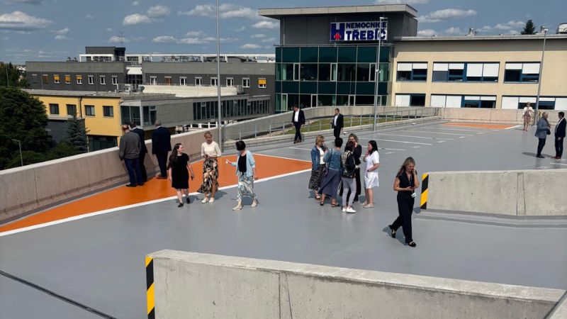 Kraj otevřel parkovací dům v Třebíči, uleví se lokalitě kolem nemocnice