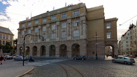 Policie zasahuje na Filozofické fakultě UK v Praze