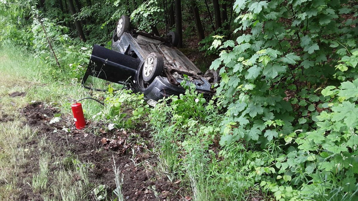 Auto na Sokolovsku skončilo na střeše
