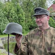 Historik Pavel Elbl ukazuje dva různé vzory německých přileb.