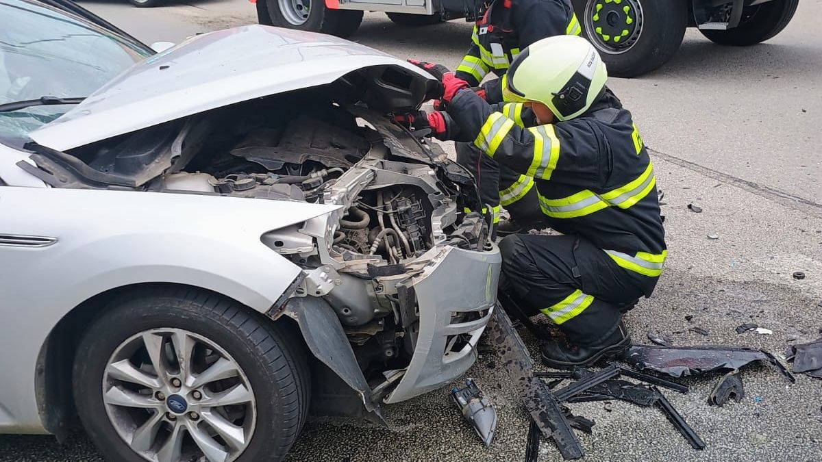 Čelní střet osobních aut v Dačicích si vyžádal čtyři zraněné