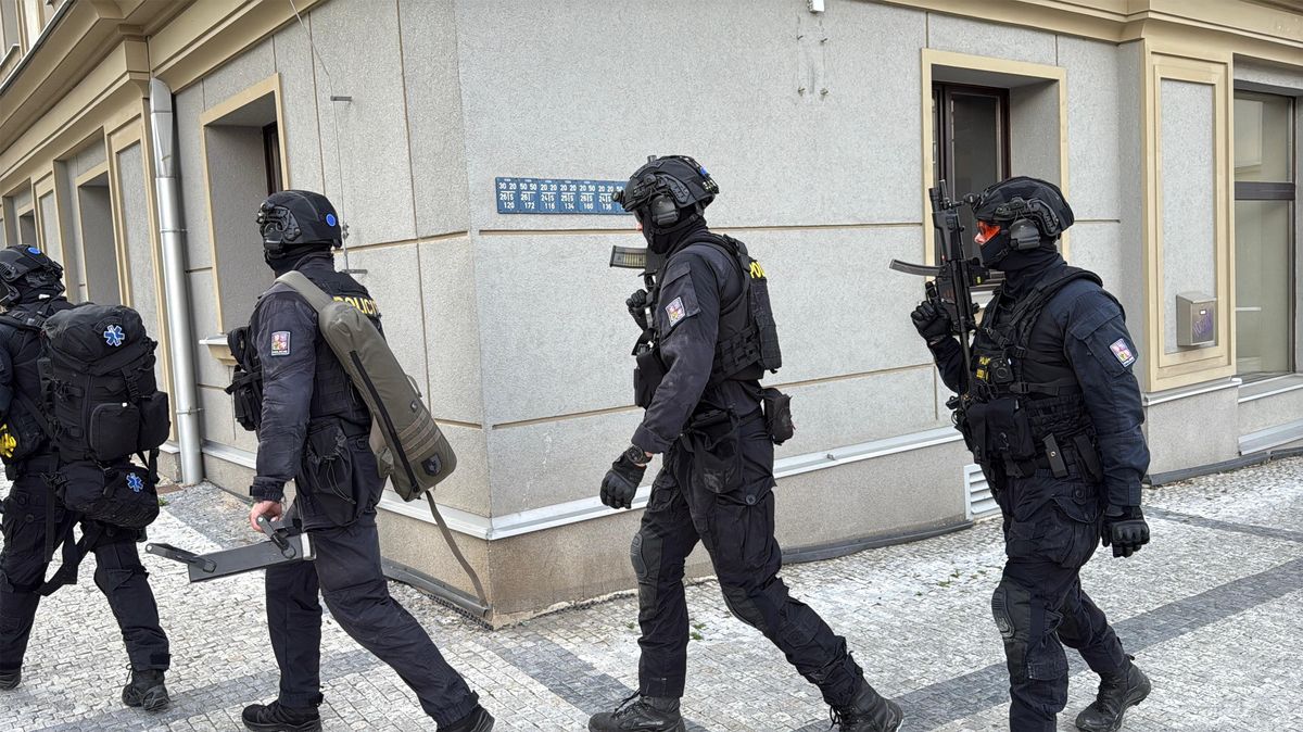 Policie v Praze vyjížděla k případu ozbrojeného muže v armádním objektu, zbraň zajistila