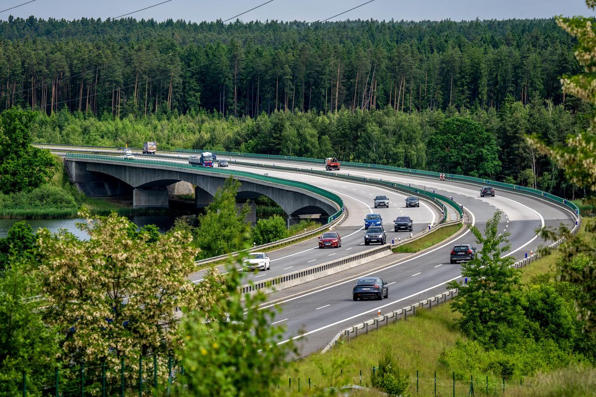 Na českých silnicích jezdí víc aut, jejich stáří se stále zvyšuje