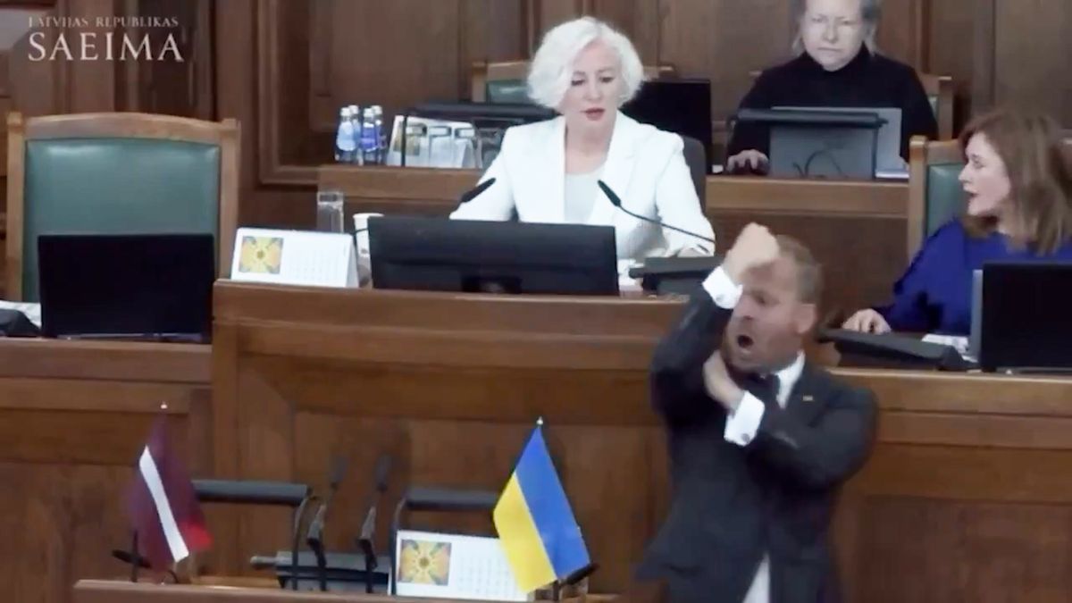 Jsme víc, ruština je náš jazyk, křičel lotyšský poslanec rusky v parlamentu a přidal sprosté gesto. Čelí vyšetřování