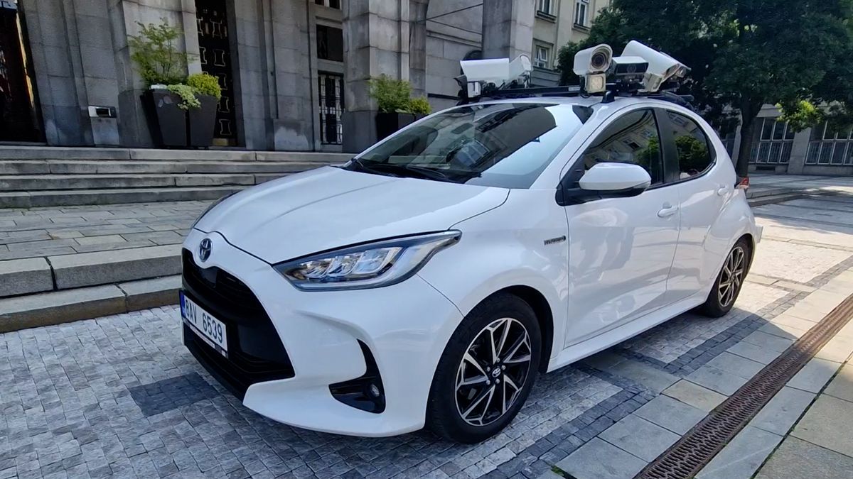 Ostravou jezdí auto rozdávající pokuty za špatné parkování. Lidem se to nelíbí