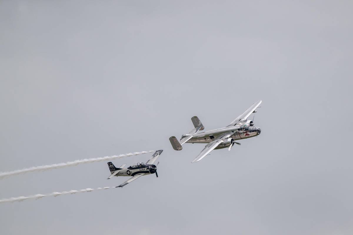 Letová ukázka cvičného stroje T-28B Trojan a bombardéru B-25 Mitchell