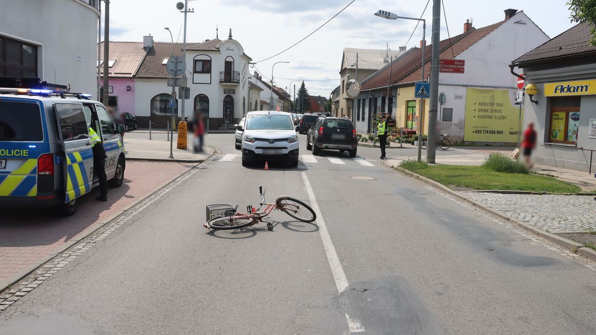 Řidič Toyoty srazil v Litovli seniorku, která šla s bicyklem přes přechod