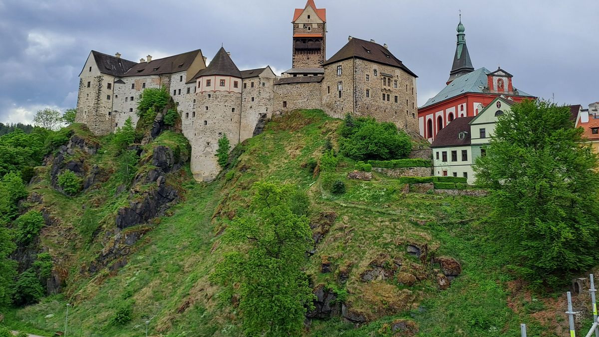 V Lokti řeší sanaci skal pod hradem. Problémem jsou vysoké náklady