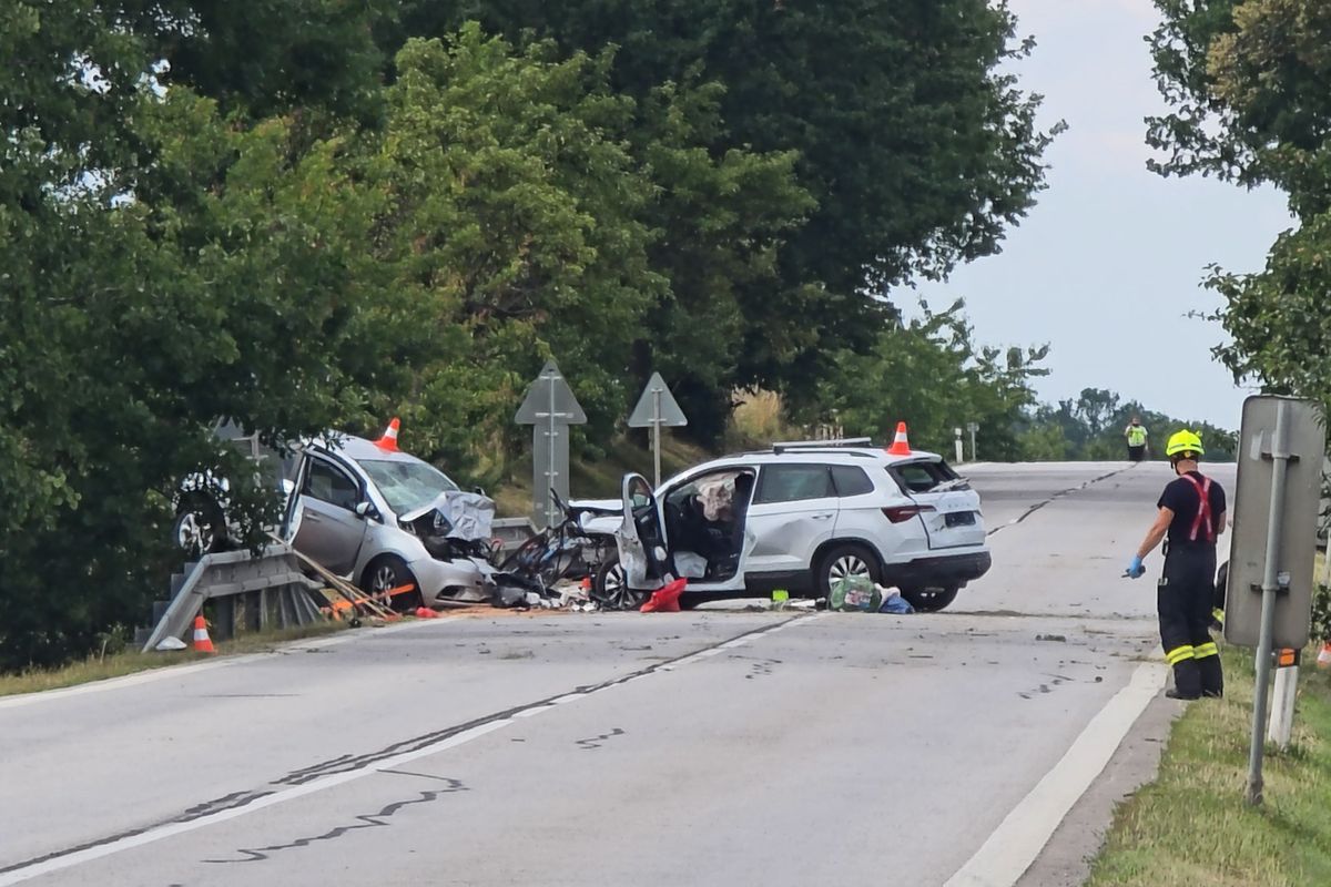 Tragická čelní srážka na Jindřichohradecku. Jedna mrtvá, tři těžce zranění