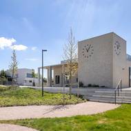 Dominantou jsou minimalistické hodiny.