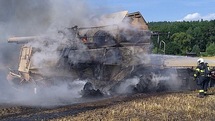 Na Českokrumlovsku shořel kombajn