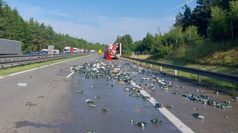 D1 na Vysočině stojí, rozsypaly se na ni plechovky z havarovaného kamionu